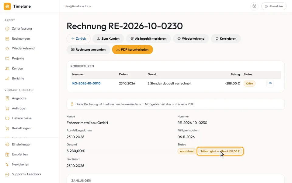 Der Abschnitt „Korrekturen“ auf der Rechnung und der Status „Teilkorrigiert“
